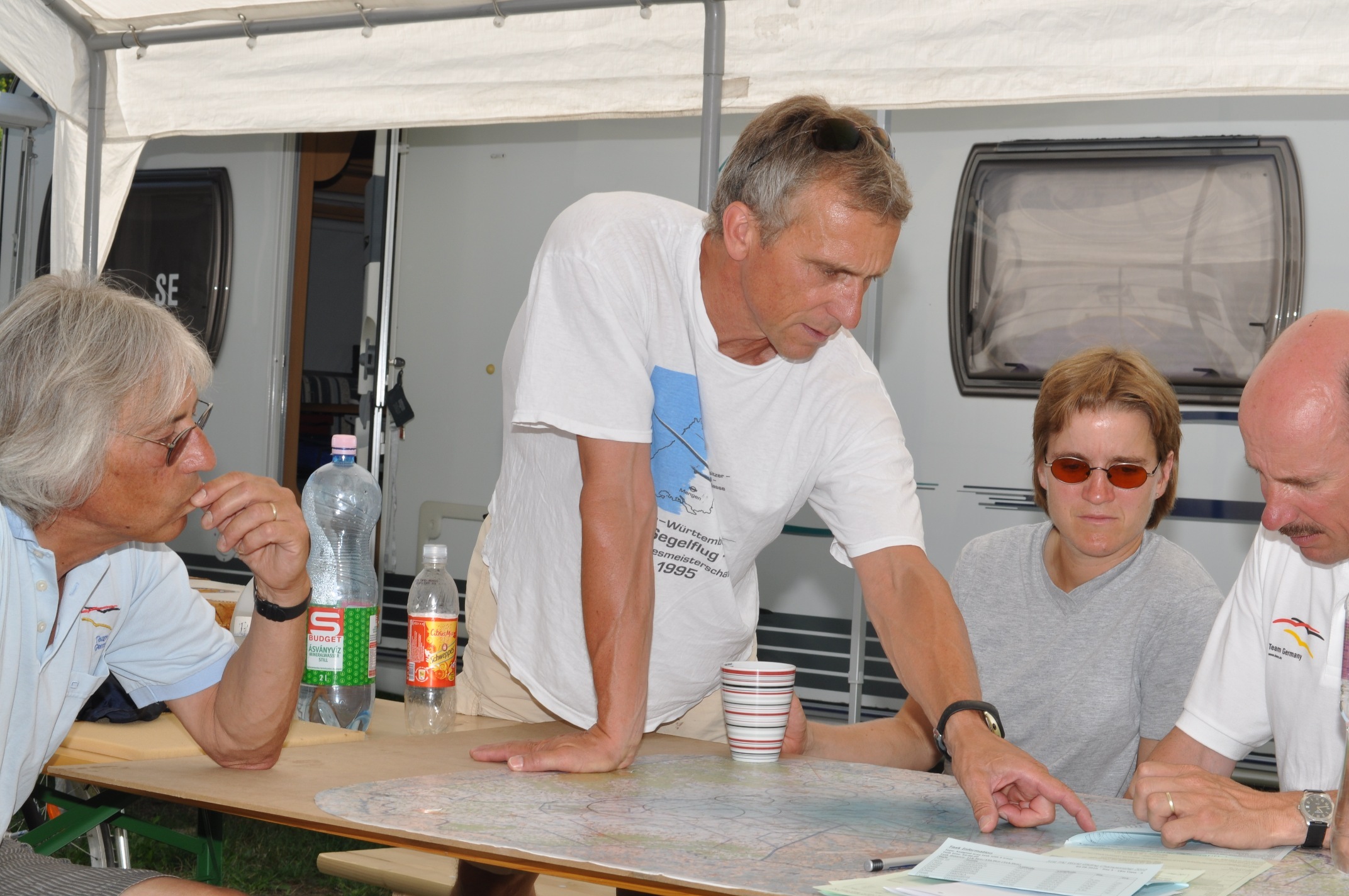 Nachbetrachtung nach einer anstrengenden Rückholfahrt die, Mitten in der Nacht endete. Von links Georg Theisinger, Martin Theisinger, Susanne Schödel und Mannschafts Coach Uli Schwenk. 